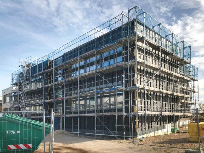 Les travaux d'isolation des murs-rideaux ont été achevés. Les travaux de revêtement avec des panneaux de fibrociment commenceront dans la 46ème semaine de 2025.