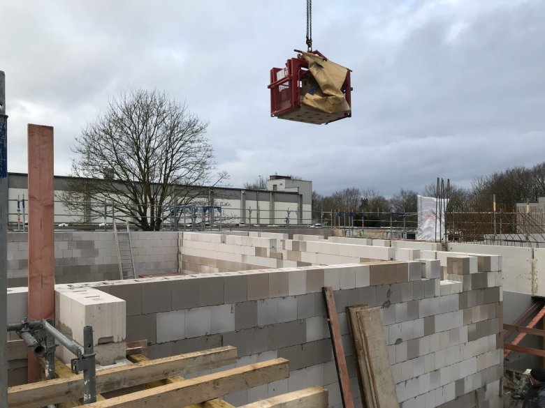 Les murs de maçonnerie du rez-de-chaussée sont construits.