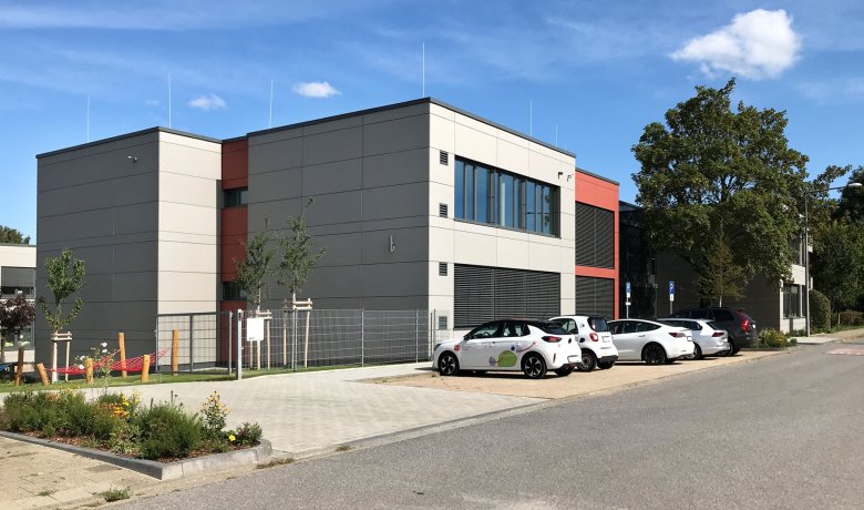 Côté rue avec les places de stationnement terminées, la nouvelle voie d'accès pour les pompiers et les parterres fleuris