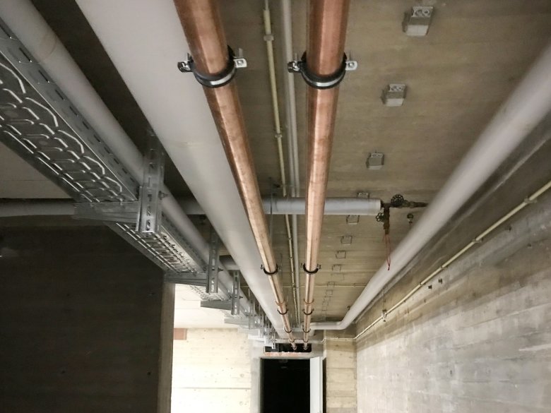 Installationsarbeiten_im_UG_c_e26_2025_05 Les travaux d'installation dans l'existant pour le raccordement de l'extension ont été préparés.