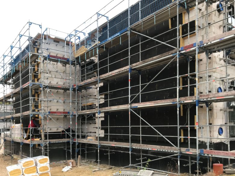 Vorhangfassadenarbeiten_c_e26_2025_10_02 Le travail sur le mur-rideau a commencé. Actuellement, l'isolation est en cours de montage.