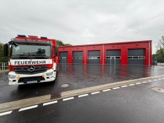 Voiture d'intervention devant le hall provisoire