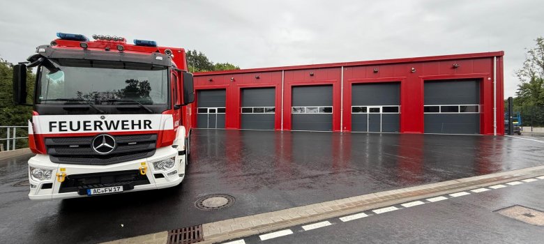 4Surveillance intérimaire_c_M_Nuessler_2025 Voiture d'intervention devant le hall provisoire