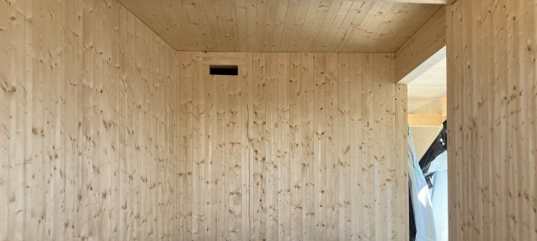 Une vue intérieure en murs de construction en bois.