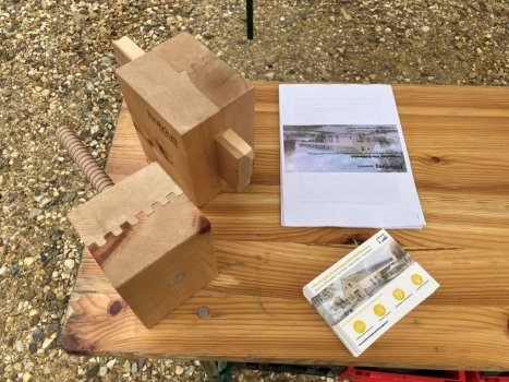 Détails de la construction en bois dans le modèle