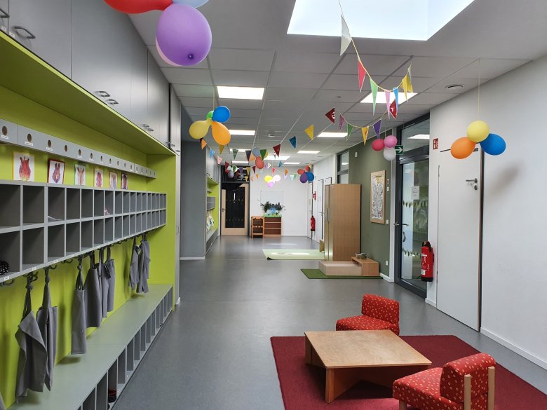 La crèche a été décorée de toutes les couleurs pour la cérémonie d'inauguration.