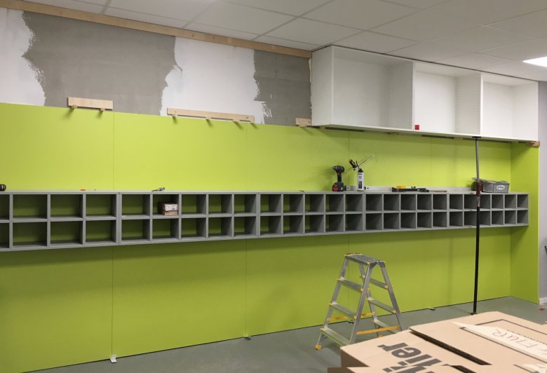 Les vestiaires ont été livrés et sont en cours de montage.