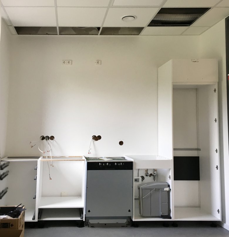 La cuisine du personnel a été livrée et est en cours de montage.