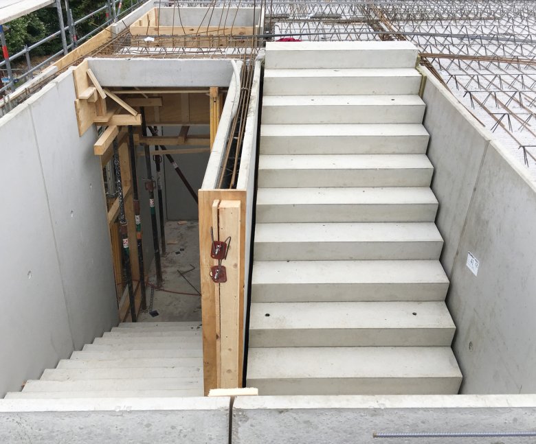 L'escalier en béton armé de la zone du rez-de-chaussée a été livré et monté.