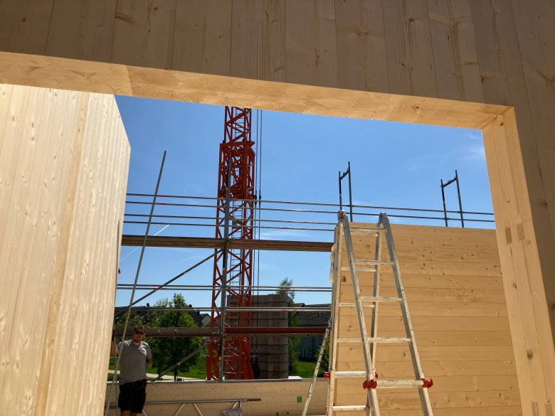 Vue sur le couloir à l'étage supérieur
