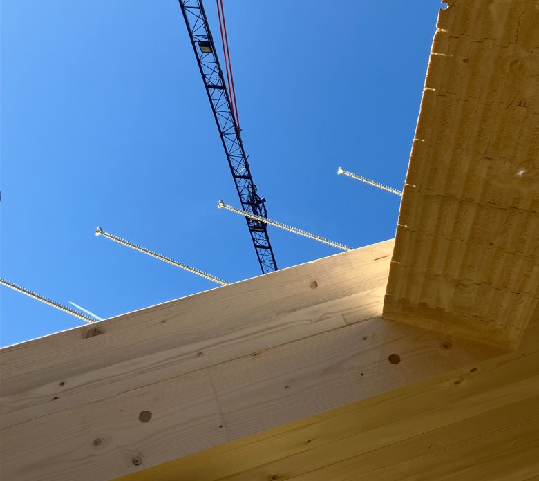 Fixation au toit à deux pentes