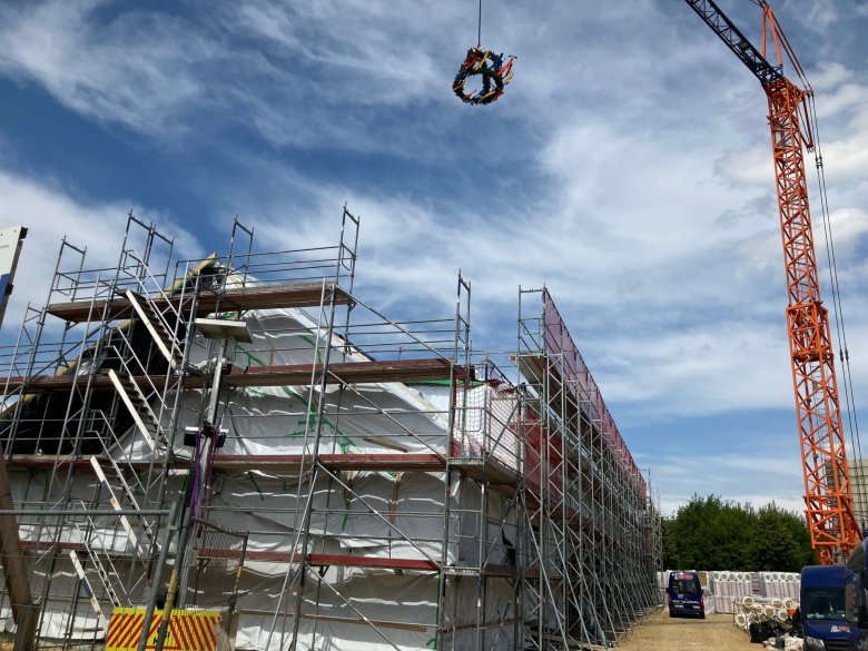 La couronne est accrochée.