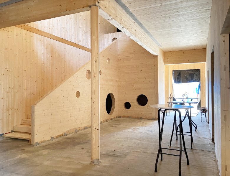 La cage d'escalier est prête pour les festivités