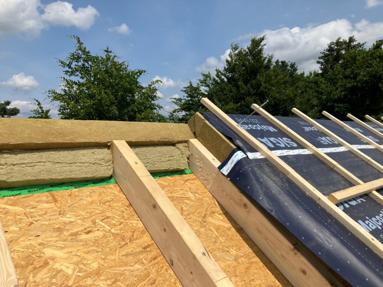 Travaux de toiture sur le faîte