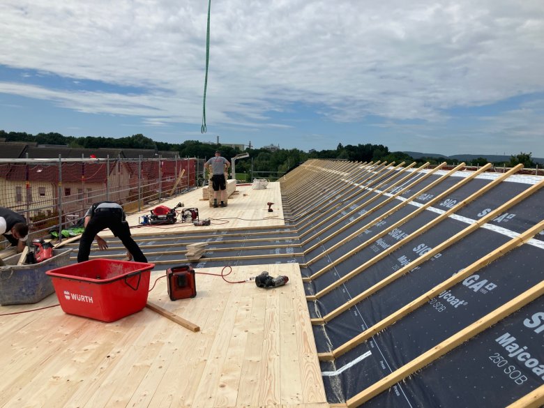 Le planchéiage en bois des lucarnes est réalisé.