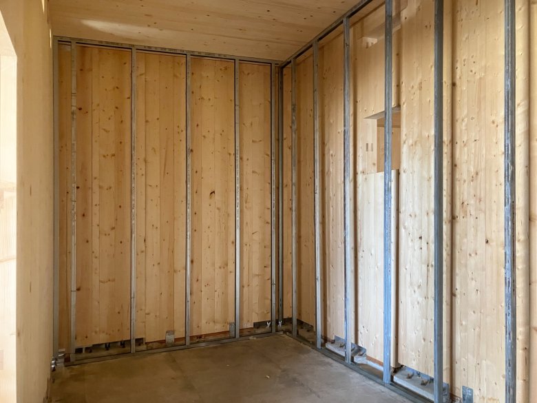 Les travaux de construction à sec à l'intérieur sont en cours.