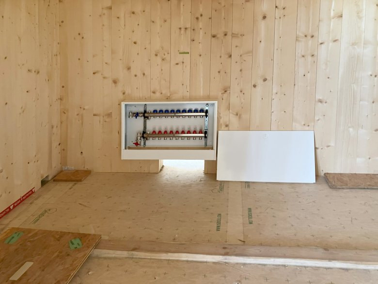 La distribution du chauffage par le sol a été installée.