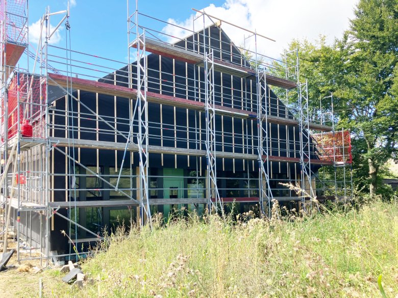 Les travaux de façade avancent.