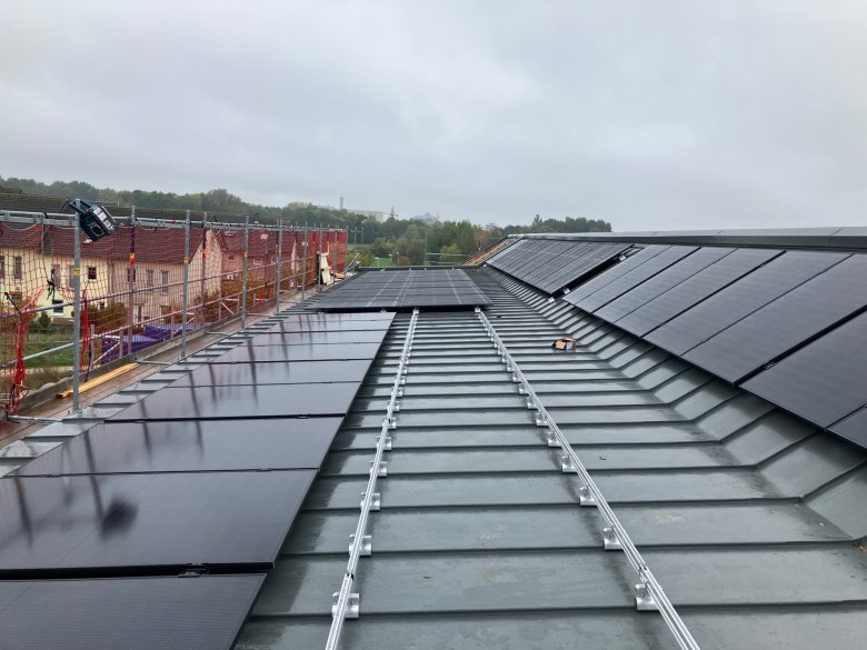 Les rails et les parties de l'installation photovoltaïque sont montés.