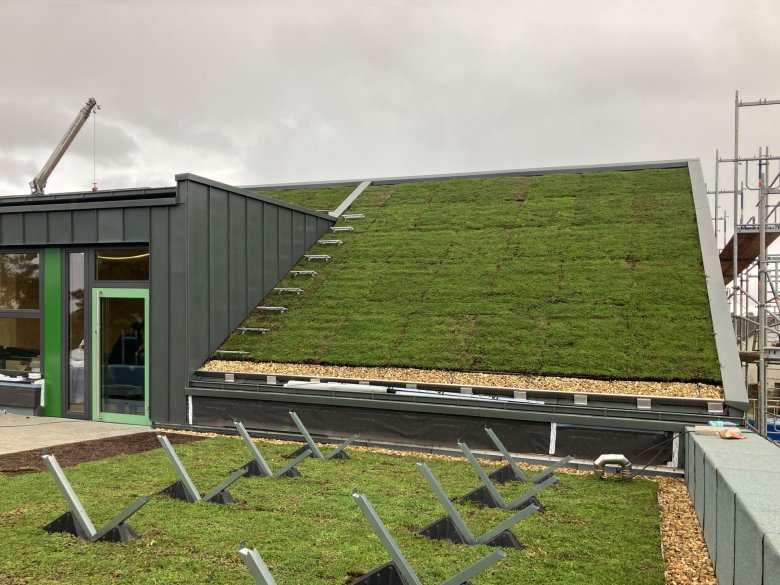 Les toits verts sur le toit plat et sur le toit incliné ont été réalisés. Sur le toit plat, la sous-structure pour l'installation photovoltaïque a été construite.