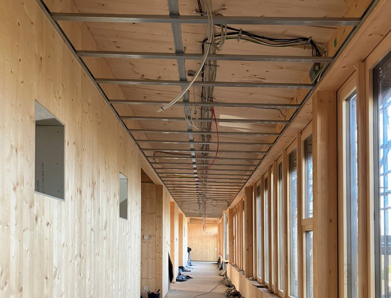 L'ossature du faux plafond de l'étage supérieur a été achevée.