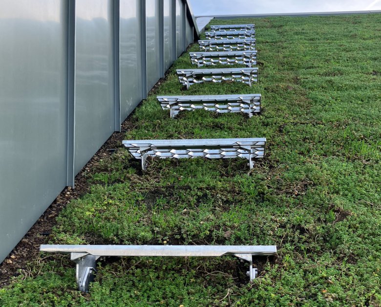 Les marchepieds sur le toit à deux pentes sont montés.