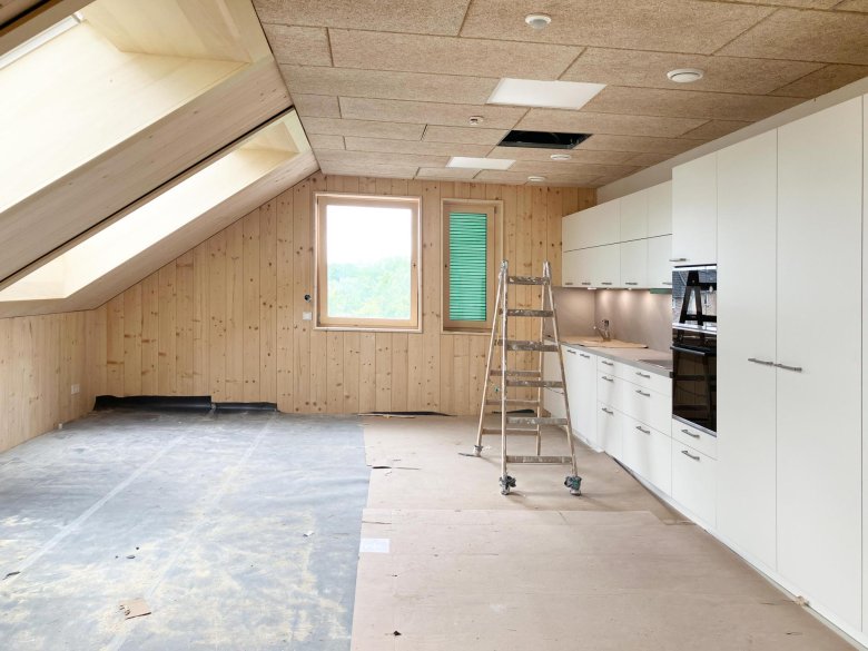 La cuisine dans la salle du personnel a été montée.
