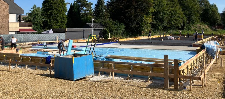 On peut voir l'isolation du sous-sol avec le passage isolé sous l'ascenseur, ainsi que les travaux d'étanchéité à l'arrière.