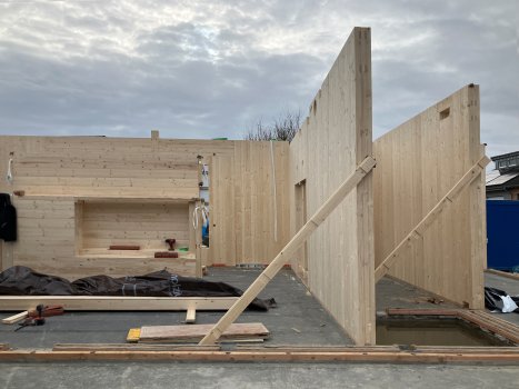 Les murs en bois massif sont mis en place