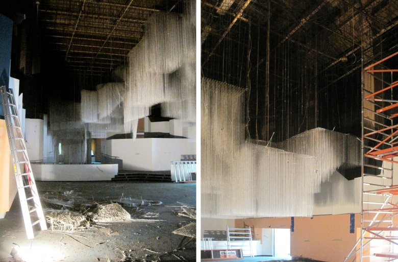 Démontage du ciel de chaînes dans la grande salle.