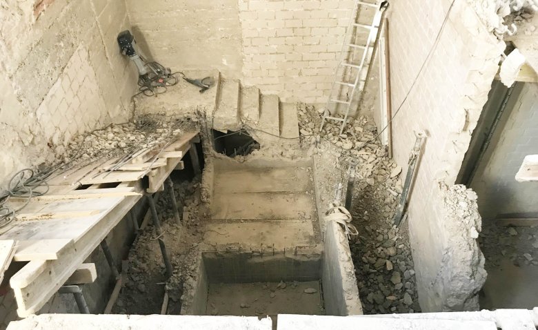 Ouverture du plafond dans la cage d'escalier