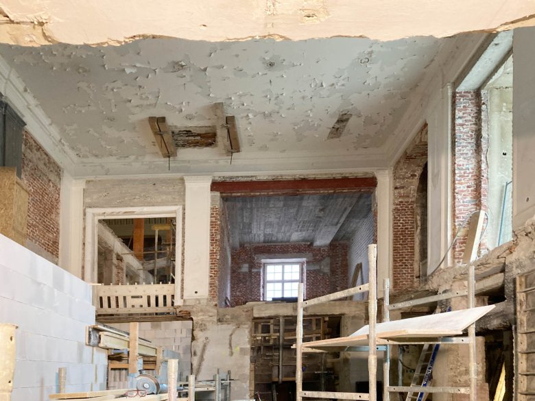Ouverture du plafond du foyer pour la cage d'escalier