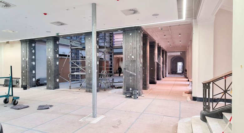 L'entrée avec le hall d'entrée à deux étages