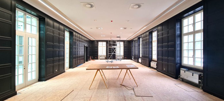 Salle avec revêtement en bois foncé