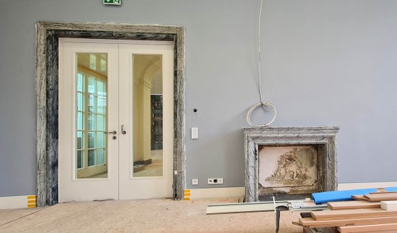Petite salle avec détail de cheminée