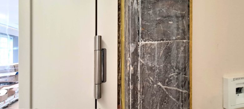 Détail de la porte : ancien et nouveau