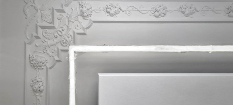 Détail du plafond avec stuc, ligne de lumière et voile de plafond