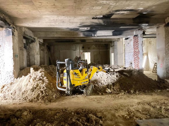 Club_Zero_Abbruch_c_E26_2018 Il s'est avéré qu'il n'y avait pas de véritables plafonds sous les structures de sol du club. Sur l'image, on peut voir les travaux de sol pour installer ultérieurement des fondations et des dalles porteuses.