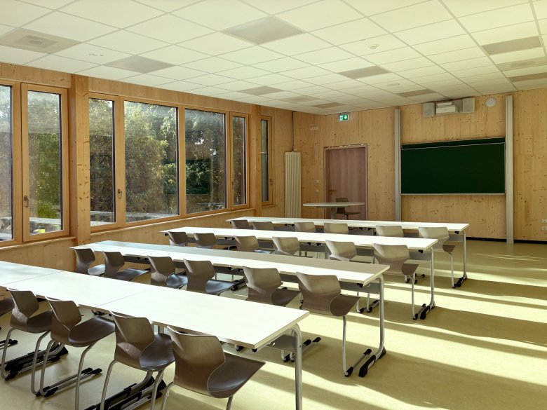 Salle de classe meublée