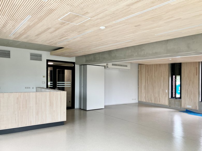 Salle de classe avec panneaux en bois acoustiques