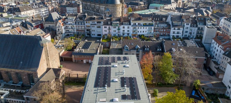 Installation PV du KKG avec vue sur la cathédrale et l'hôtel de ville