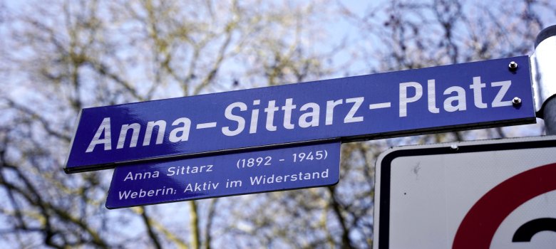 Une plaque de nom de rue de la place Anna Sittarz