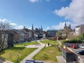 Vue sur le "ZwischenZeit" à Büchel avec les espaces verts d'un petit parc et les liaisons de chemins.