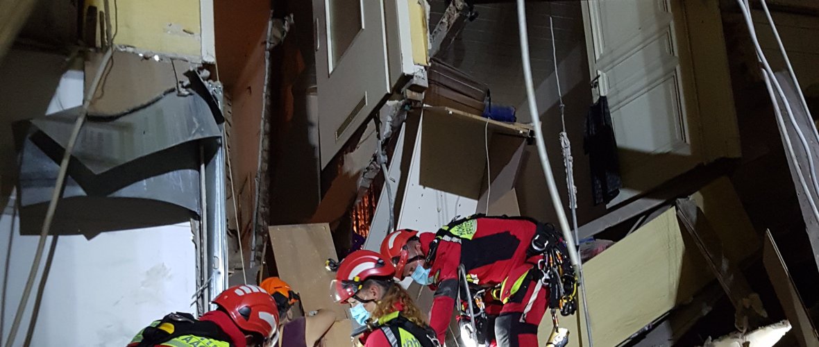 suite à l'inondation de 2021, une partie d'une maison s'est effondrée, enterrant une locataire sous les décombres. Avec un équipement spécial, celle-ci est sauvée par le groupe de sauvetage spécial.