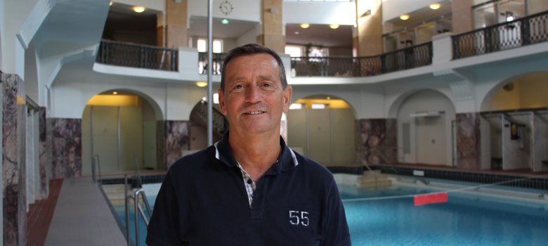 Le sympathique directeur de la piscine se tient devant la piscine de l'Elisabethhalle