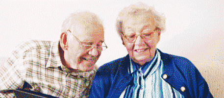 Deux seniors en gros plan. Les deux regardent vers le bas.