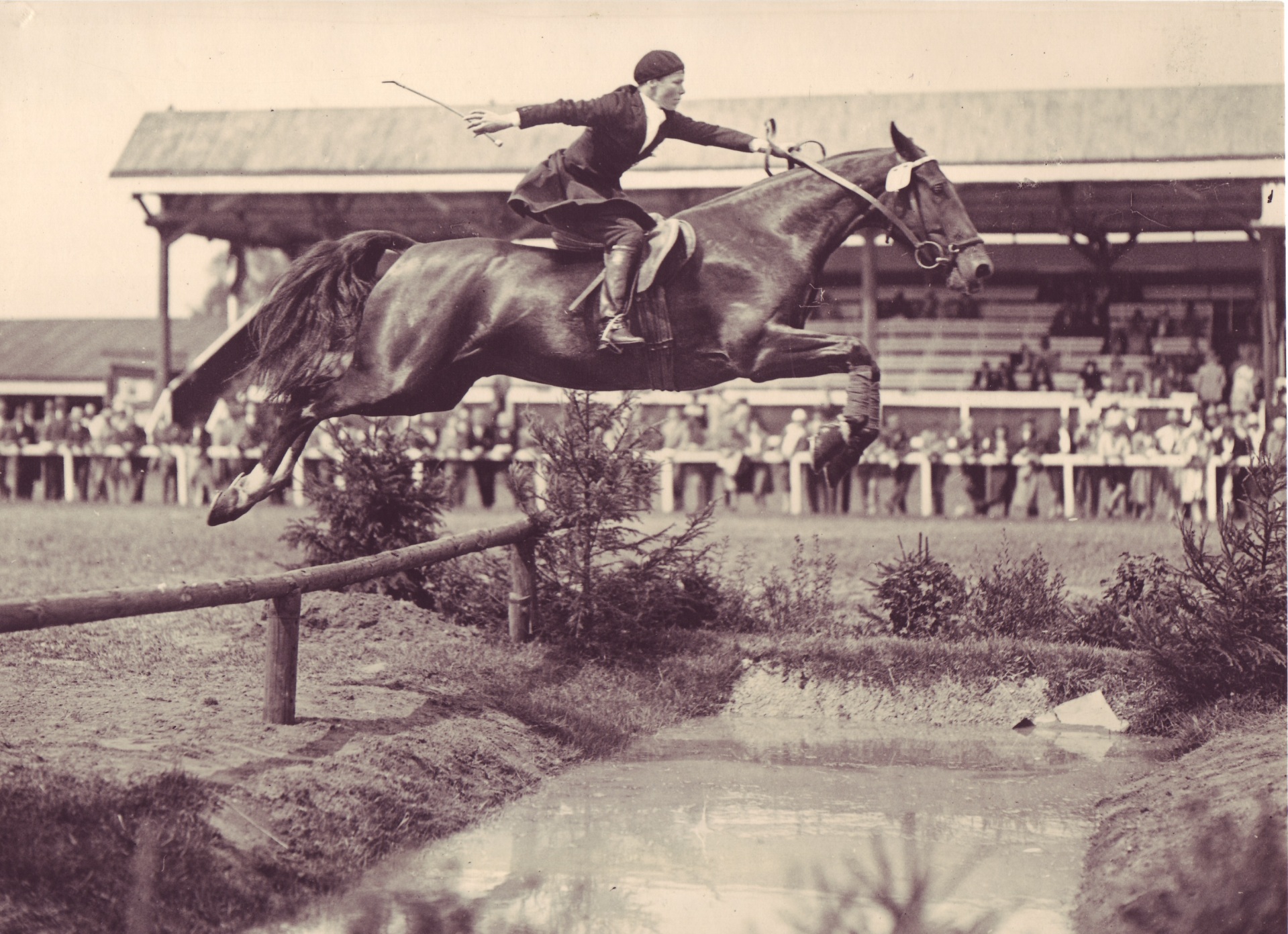 Prix Alexis Baade des Walkyries Une cavalière saute par-dessus un fossé rempli d'eau.