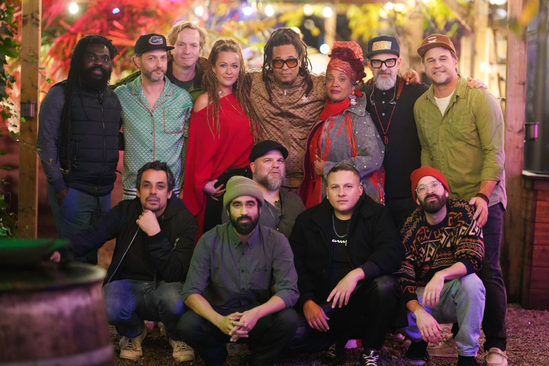Le groupe Marley's Ghost pose avec ses 12 membres sur un marché de Noël.