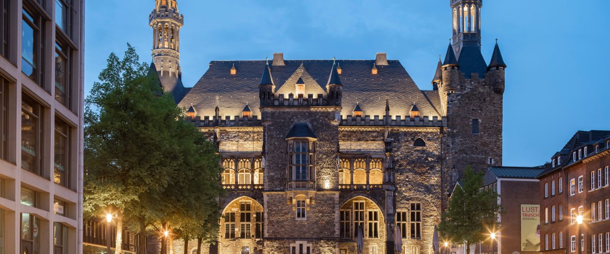 Mairie d'Aix-la-Chapelle La mairie de la ville d'Aix-la-Chapelle au crépuscule. Vue depuis le Katschhof.