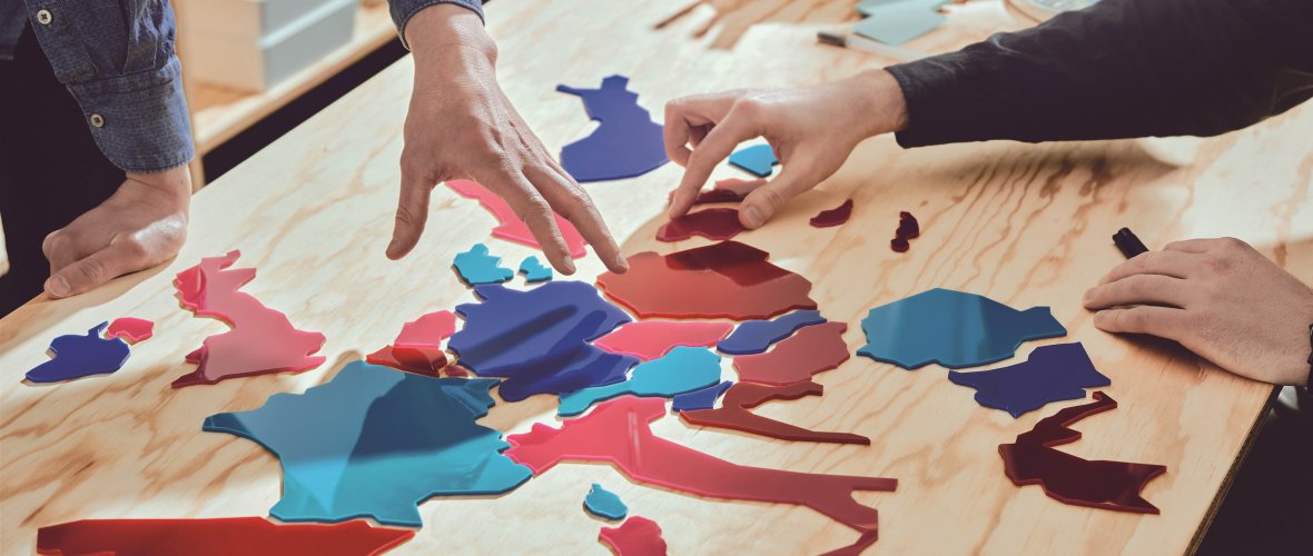 Europe Les plans de l'Europe sont rassemblés sur une table.